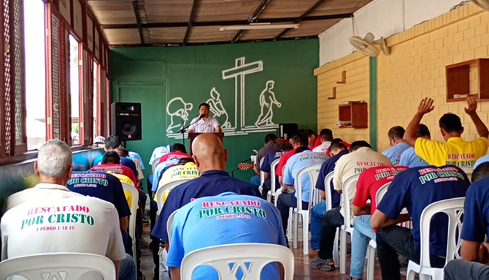 Foto con jovenes orando al Señor